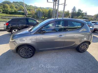 Lancia Ypsilon 1.0 FireFly 5 porte S&S Hybrid Ecochic Gold Grigio usata Manocalzati