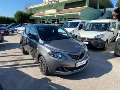 Lancia Ypsilon 1.0 FireFly 5 porte S&S Hybrid Ecochic Gold Grigio usata Manocalzati