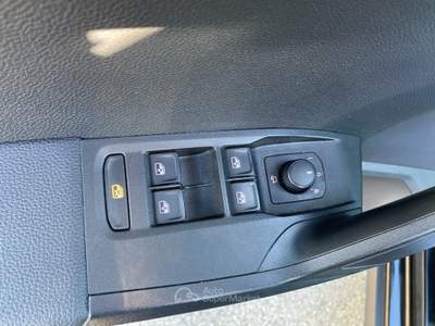 Seat Arona 1.0 EcoTSI Style NAV/FARI LED/CARPLAY Nero usata Manocalzati