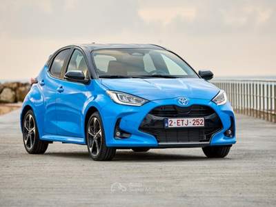 Toyota Yaris 1.5 Hybrid 5 porte Active + BUSINESS PACK Bianco usata Maniago