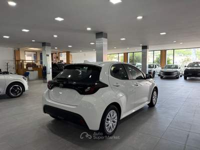 Toyota Yaris 1.5 Active 115cv KM0 Bianco usata Pozzuoli