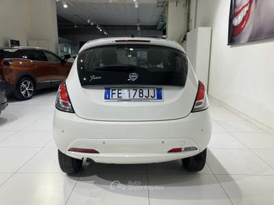 Lancia Ypsilon 0.9 Twinair 80 CV metano Ecochic Gold Bianco usata Fornovo di Taro