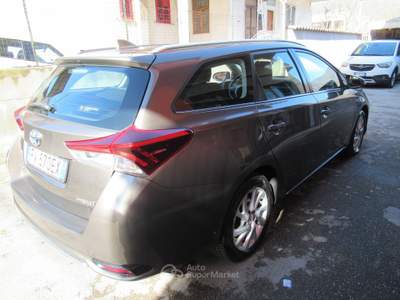 Toyota Auris Touring Sports 1.8 Hybrid Lounge Grigio usata Striano
