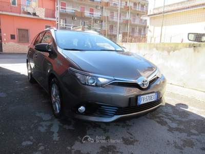 Toyota Auris Touring Sports 1.8 Hybrid Lounge Grigio usata Striano