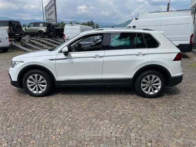 Volkswagen Tiguan 2.0 TDI 150 CV SCR DSG Life Bianco usata Garbagnate Monastero