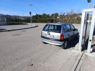 Opel Corsa ottime  condizioni , revisione bolllo pagato Argento usata pesaro