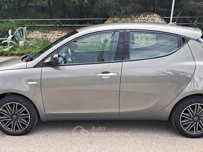 Lancia Ypsilon Ypsilon 1.0 FireFly 5 porte S&S Hybrid Ecochic Gold Grigio usata Cassano delle Murge