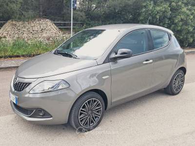 Lancia Ypsilon Ypsilon 1.0 FireFly 5 porte S&S Hybrid Ecochic Gold Grigio usata Cassano delle Murge