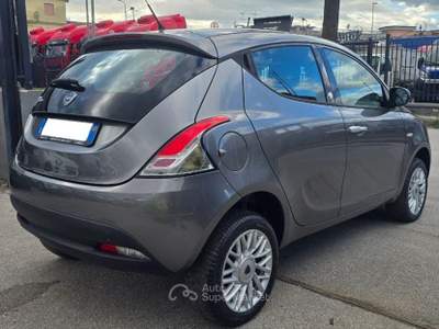 Lancia Ypsilon 0.9 TwinAir 85 CV 5 porte Metano Ecochic Gold Grigio usata Frattaminore