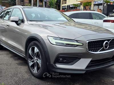 Volvo V60 Cross Country V60 Cross Country B4 (d) AWD automatico Plus Grigio usata Velletri