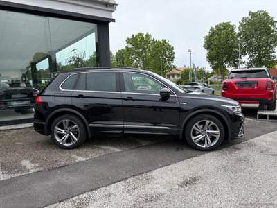 Volkswagen Tiguan Tiguan 2.0 TDI 150CV SCR DSG R-Line Nero usata Villorba