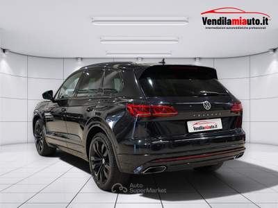 Volkswagen Touareg  3.0 V6 tdi Atmosphere R-Line Exterior Pack 231cv tiptronic Nero usata Milano