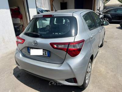 Toyota Yaris 5 porte Lounge Grigio usata Palma Campania