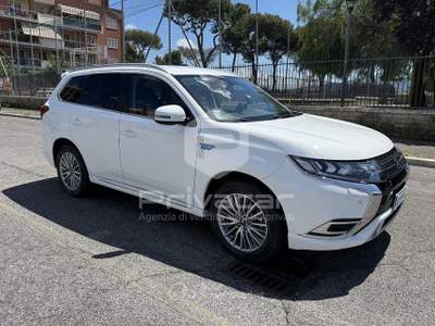 Mitsubishi Outlander MITSUBISHI Outlander 2.4 MIVEC 4WD PHEV Instyle Plus SDA Bianco usata Roma