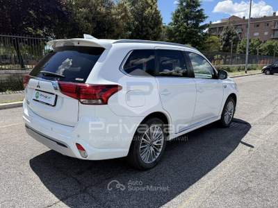 Mitsubishi Outlander MITSUBISHI Outlander 2.4 MIVEC 4WD PHEV Instyle Plus SDA Bianco usata Roma