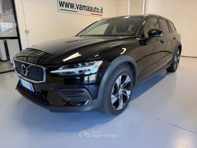 Volvo V60 Cross Country B4 (d) AWD automatico Plus**MOTORE NUOVO** Nero usata Parma