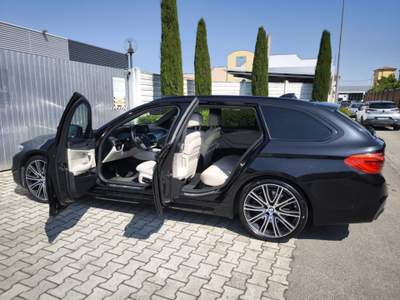 BMW Serie 5 530d d xDrive 249CV Touring Msport Nero usata Casteggio