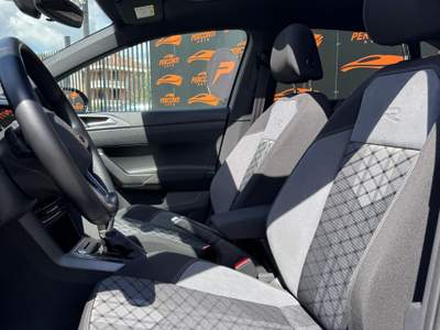 Volkswagen Taigo R Line Version non fumatore Beige usata Roma