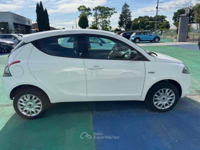 Lancia Ypsilon 85 CV 5 porte Metano Ecochic Gold Bianco usata Aquino