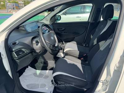 Lancia Ypsilon 85 CV 5 porte Metano Ecochic Gold Bianco usata Aquino