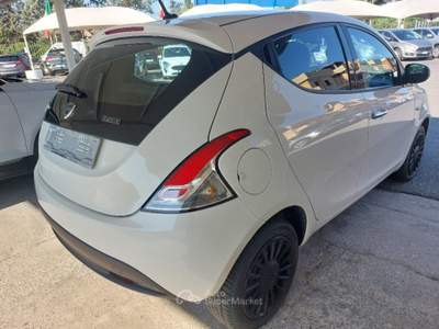 Lancia Ypsilon 1.0 FireFly 5 porte S&S Hybrid Ecochic Silver Bianco usata Tivoli