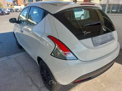 Lancia Ypsilon 1.0 FireFly 5 porte S&S Hybrid Ecochic Silver Bianco usata Tivoli