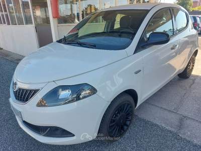 Lancia Ypsilon 1.0 FireFly 5 porte S&S Hybrid Ecochic Silver Bianco usata Tivoli