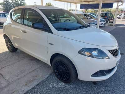 Lancia Ypsilon 1.0 FireFly 5 porte S&S Hybrid Ecochic Silver Bianco usata Tivoli