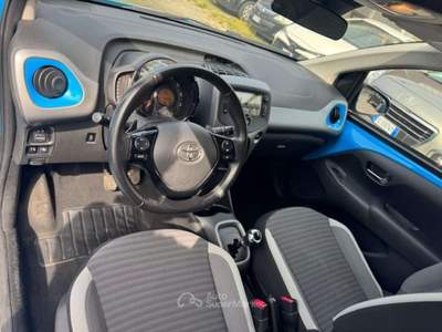 Toyota Aygo 1.0 VVT-i 72 CV 5 porte x-cool MMT Blu/Azzurro usata Milano