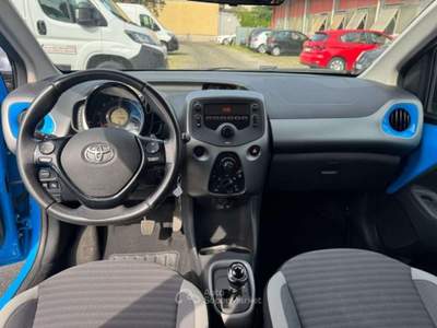 Toyota Aygo 1.0 VVT-i 72 CV 5 porte x-cool MMT Blu/Azzurro usata Milano