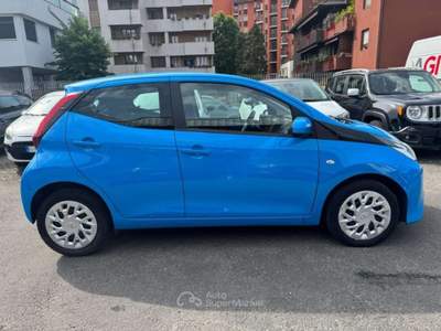 Toyota Aygo 1.0 VVT-i 72 CV 5 porte x-cool MMT Blu/Azzurro usata Milano