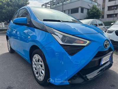 Toyota Aygo 1.0 VVT-i 72 CV 5 porte x-cool MMT Blu/Azzurro usata Milano