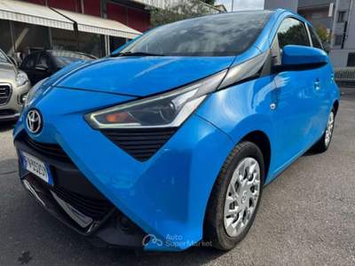 Toyota Aygo 1.0 VVT-i 72 CV 5 porte x-cool MMT Blu/Azzurro usata Milano