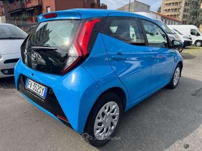 Toyota Aygo 1.0 VVT-i 72 CV 5 porte x-cool MMT Blu/Azzurro usata Milano