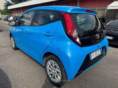 Toyota Aygo 1.0 VVT-i 72 CV 5 porte x-cool MMT Blu/Azzurro usata Milano