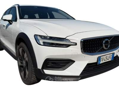 Volvo V60 Cross Country D4 AWD Geartronic Pro Bianco usata Oderzo