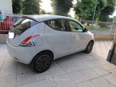 Lancia Ypsilon 1.0 FireFly 5p. S&S Hybrid Gold Grigio usata Jerago con Orago