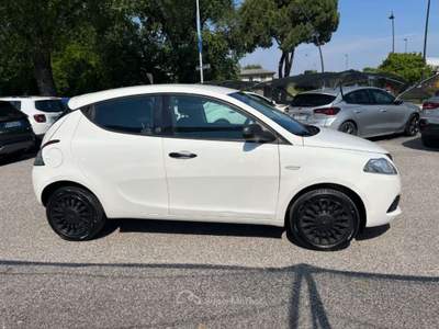Lancia Ypsilon 1.0 FireFly 5p S&S Hybrid Ecochic Silver PROMO Bianco usata Este