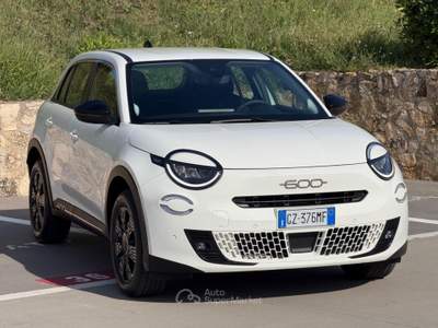 Fiat 600 HYBRID 145CV DCT MHEV+NAVI+RCAM+2PDC+LED Bianco usata Civitavecchia