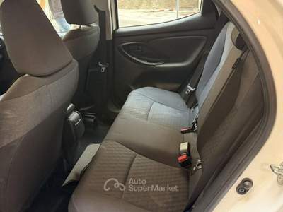 Toyota Yaris 1.5 VVT-iE Hybrid Active E-CVT Bianco usata Genova