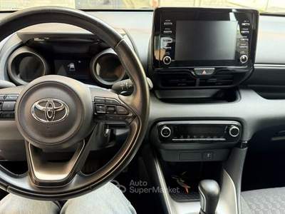 Toyota Yaris 1.5 VVT-iE Hybrid Active E-CVT Bianco usata Genova