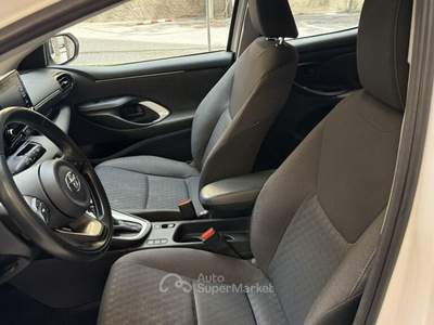 Toyota Yaris 1.5 VVT-iE Hybrid Active E-CVT Bianco usata Genova