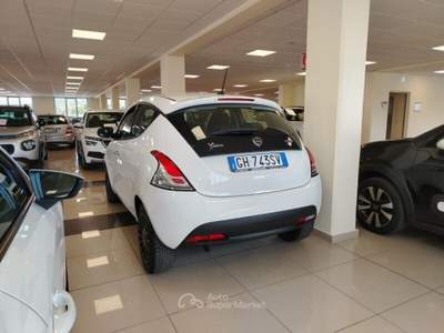Lancia Ypsilon Ypsilon 1.0 FireFly 5 porte S&S Hybrid Ecochic Silver Bianco usata MONTE URANO