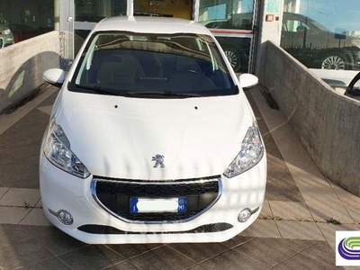 Peugeot 208 1.2 VTi 82 CV 5p. Active Bianco usata Poggiardo