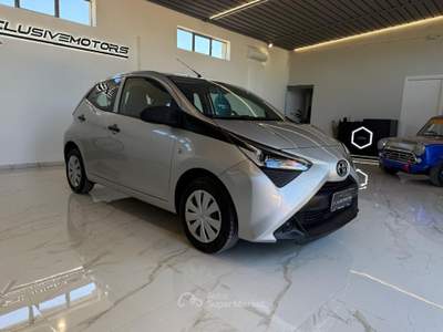 Toyota Aygo Connect 1.0 VVT-i 72 CV 5 porte x-play Grigio usata Latina