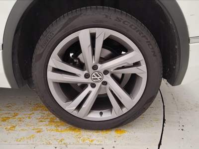 Volkswagen Tiguan 2.0 TDI SCR R-Line 4Motion DSG Bianco usata Lucca