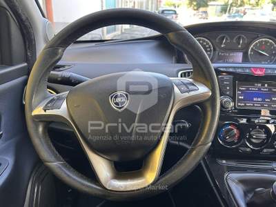 Lancia Ypsilon LANCIA Ypsilon 1.2 69 CV 5 porte GPL Ecochic Gold Bianco usata Montesilvano
