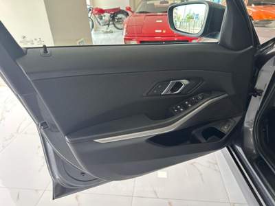 BMW Serie 3 318d d 48V Touring Business Advantage Grigio usata MASSAFRA