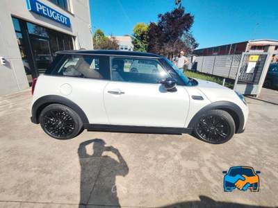 MINI Clubman 3 Porte Cooper Essential 1.5 Twin Power Turbo usata Asti