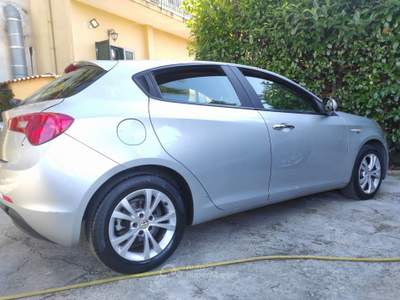 Alfa Romeo Giulietta Alfa romeo Giulietta 1.6 MTJ 105CV 6M Sensori nav lega Usb Argento usata Sant'Egidio del Monte Albino